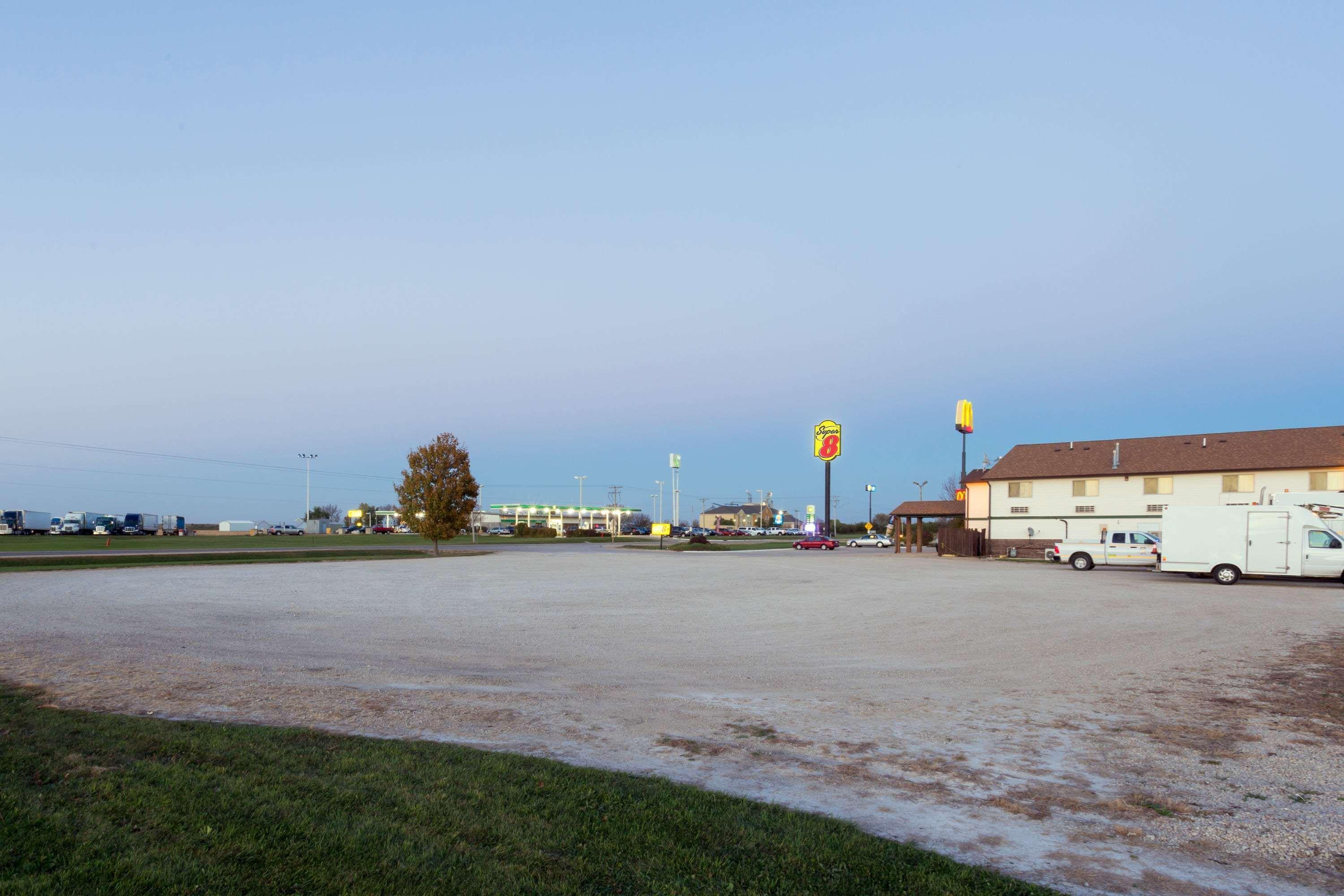 Super 8 By Wyndham Mendota I-39 Otel Dış mekan fotoğraf