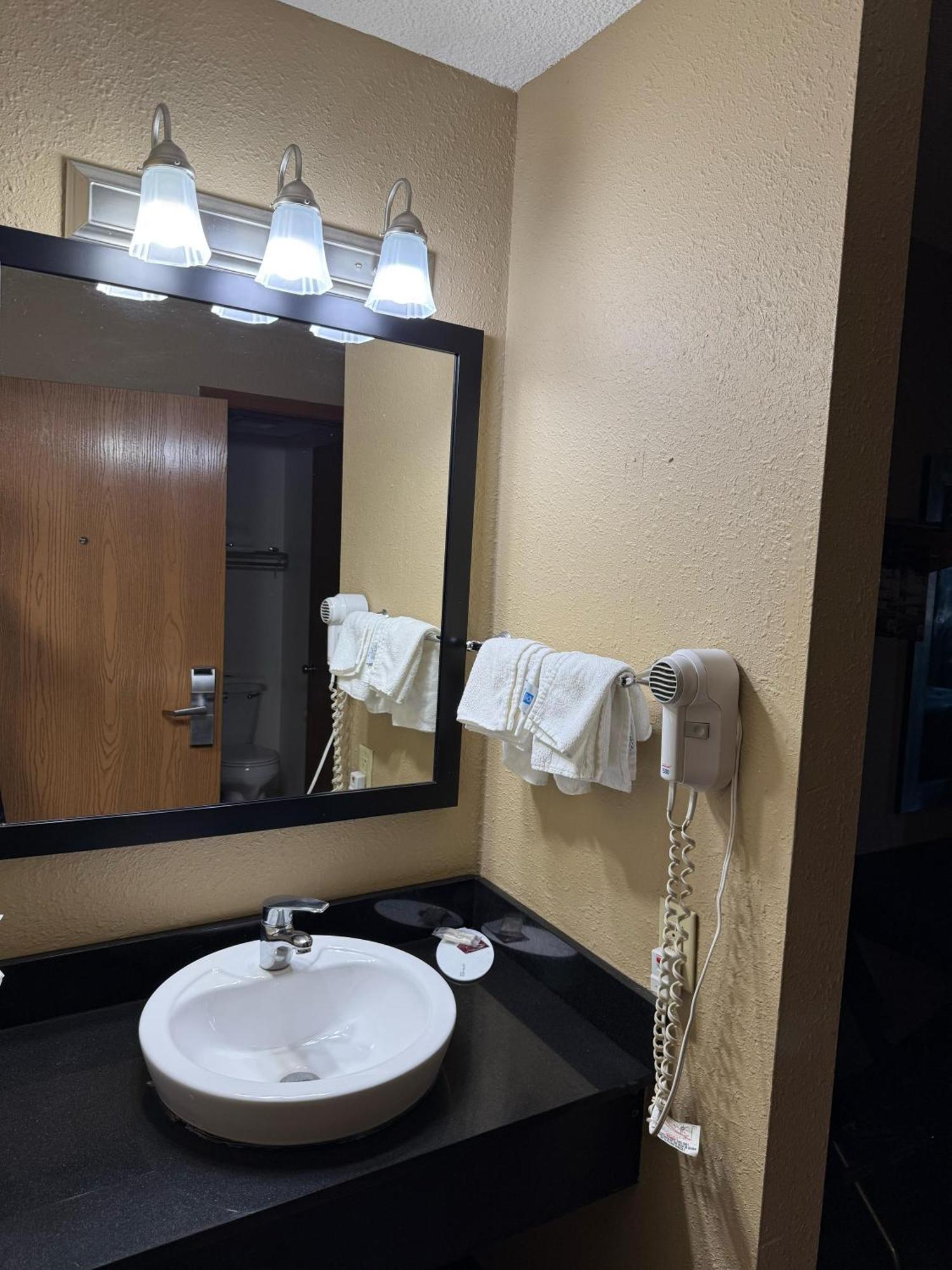 Super 8 By Wyndham Mendota I-39 Otel Dış mekan fotoğraf