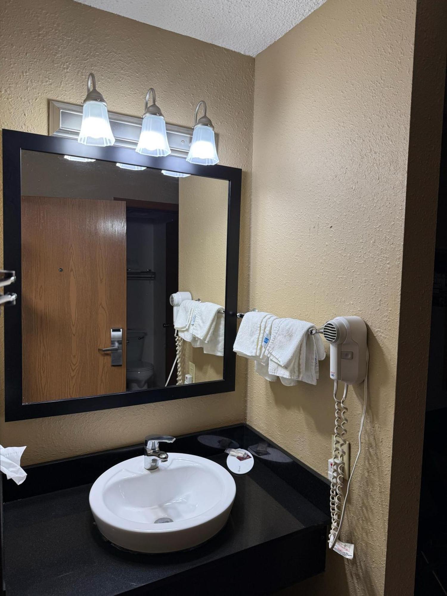 Super 8 By Wyndham Mendota I-39 Otel Dış mekan fotoğraf