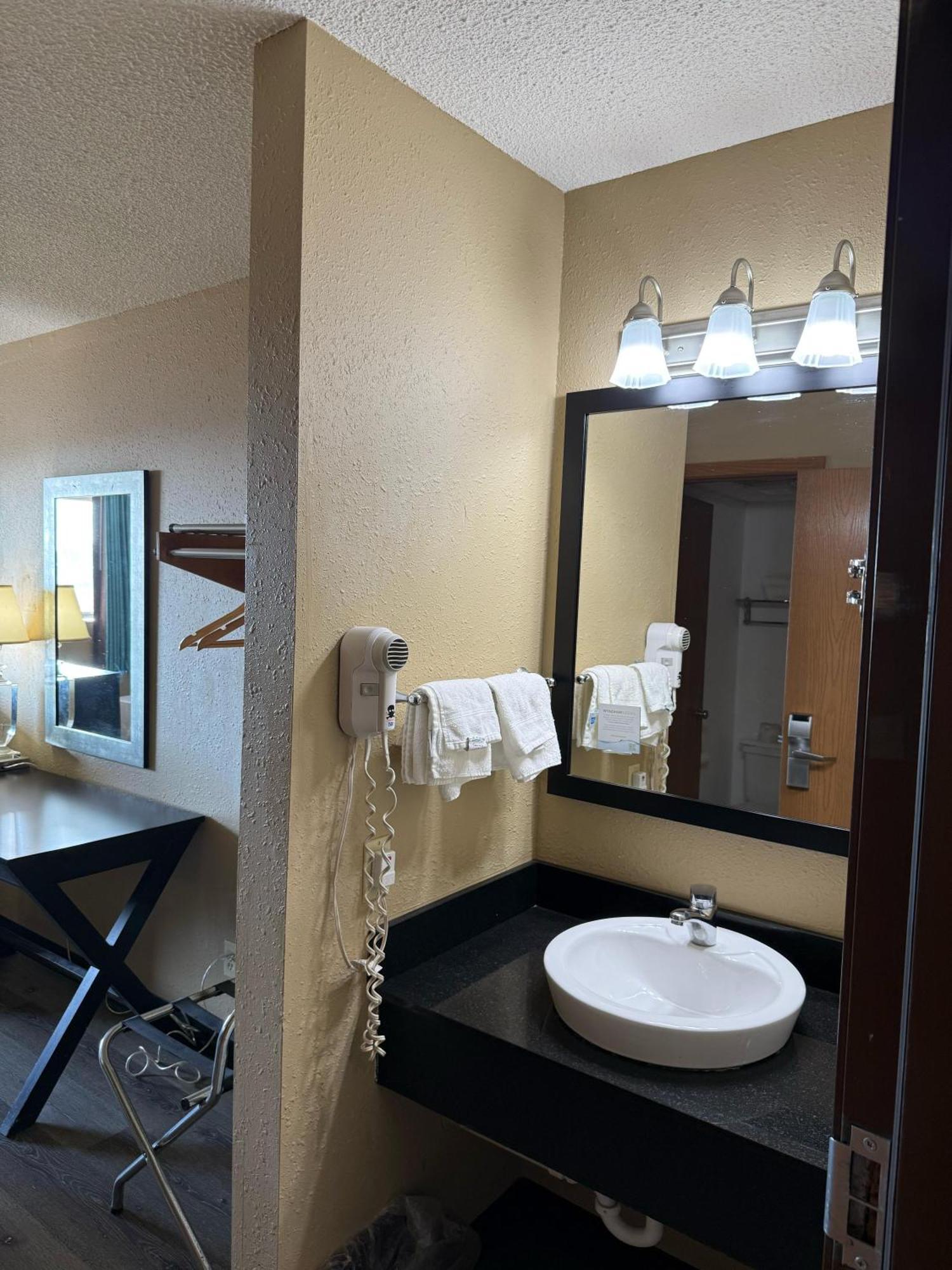 Super 8 By Wyndham Mendota I-39 Otel Dış mekan fotoğraf