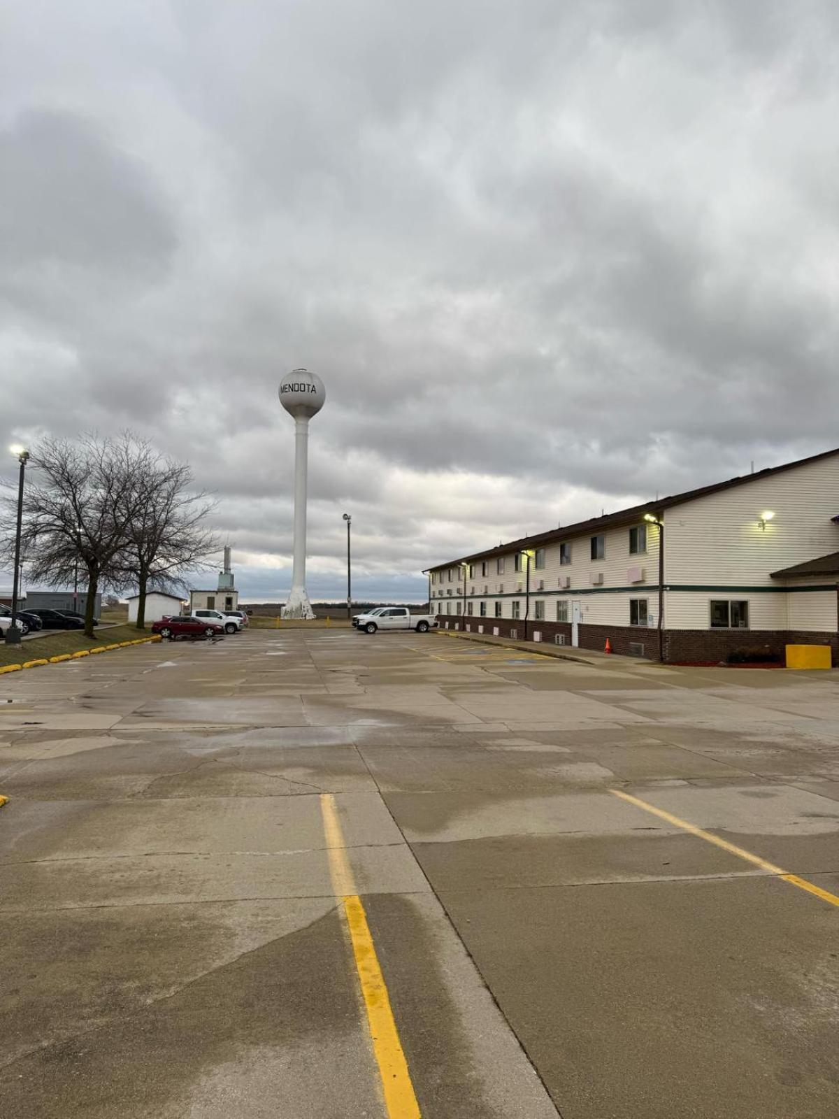 Super 8 By Wyndham Mendota I-39 Otel Dış mekan fotoğraf